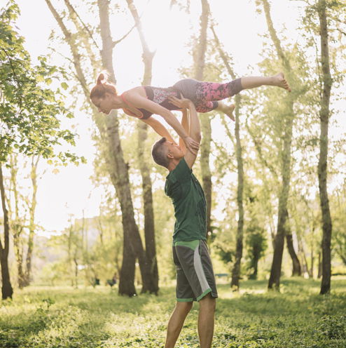 pareja-adulta-media-utilizando-trucos-acrobaticos-en-el-parque.jpg