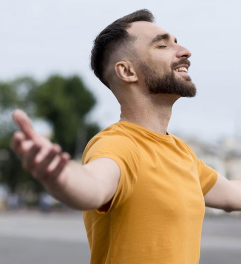hombre-feliz-por-estar-al-aire-libre.jpg